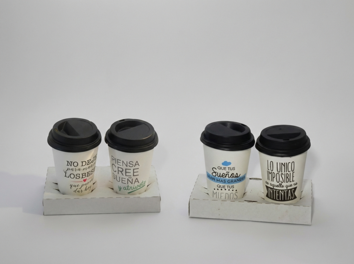 Vasos de papel con tapas de diferentes colores